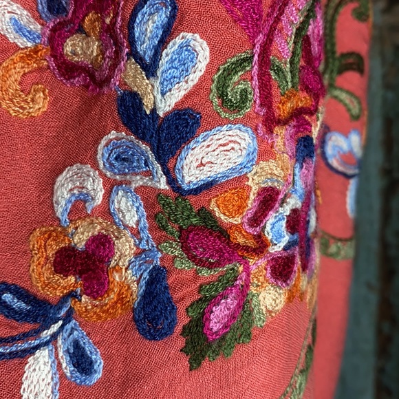 NWOT
beautiful skirt with hand-embroidered flowers - Picture 7 of 9